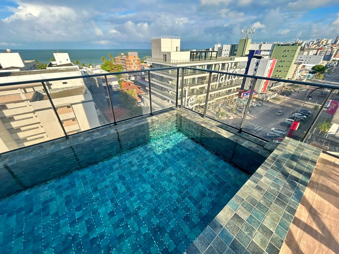 Piscina no rooftop do Edifício Tramonto com vista para o mar do Bessa, área comum do condomínio