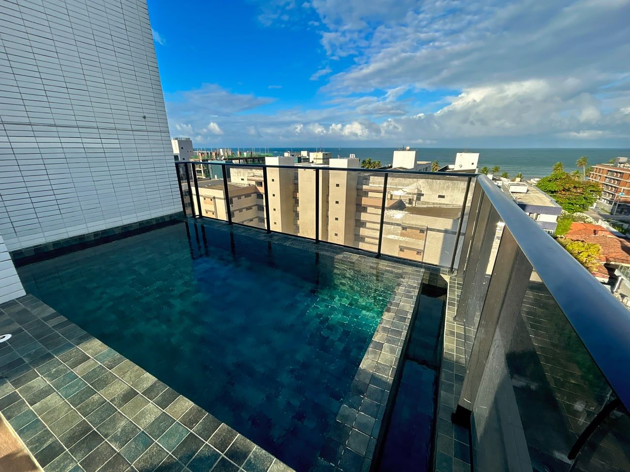 Piscina do rooftop do Tramonto, área comum do condomínio