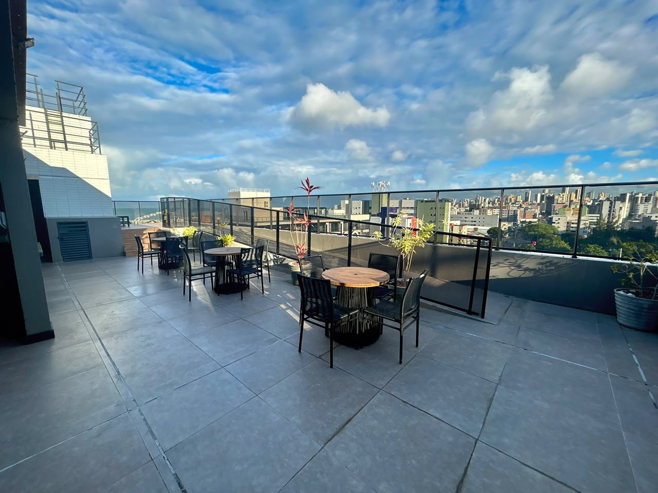 Terraço do rooftop do Tramonto com mesas e área de convivência, área comum