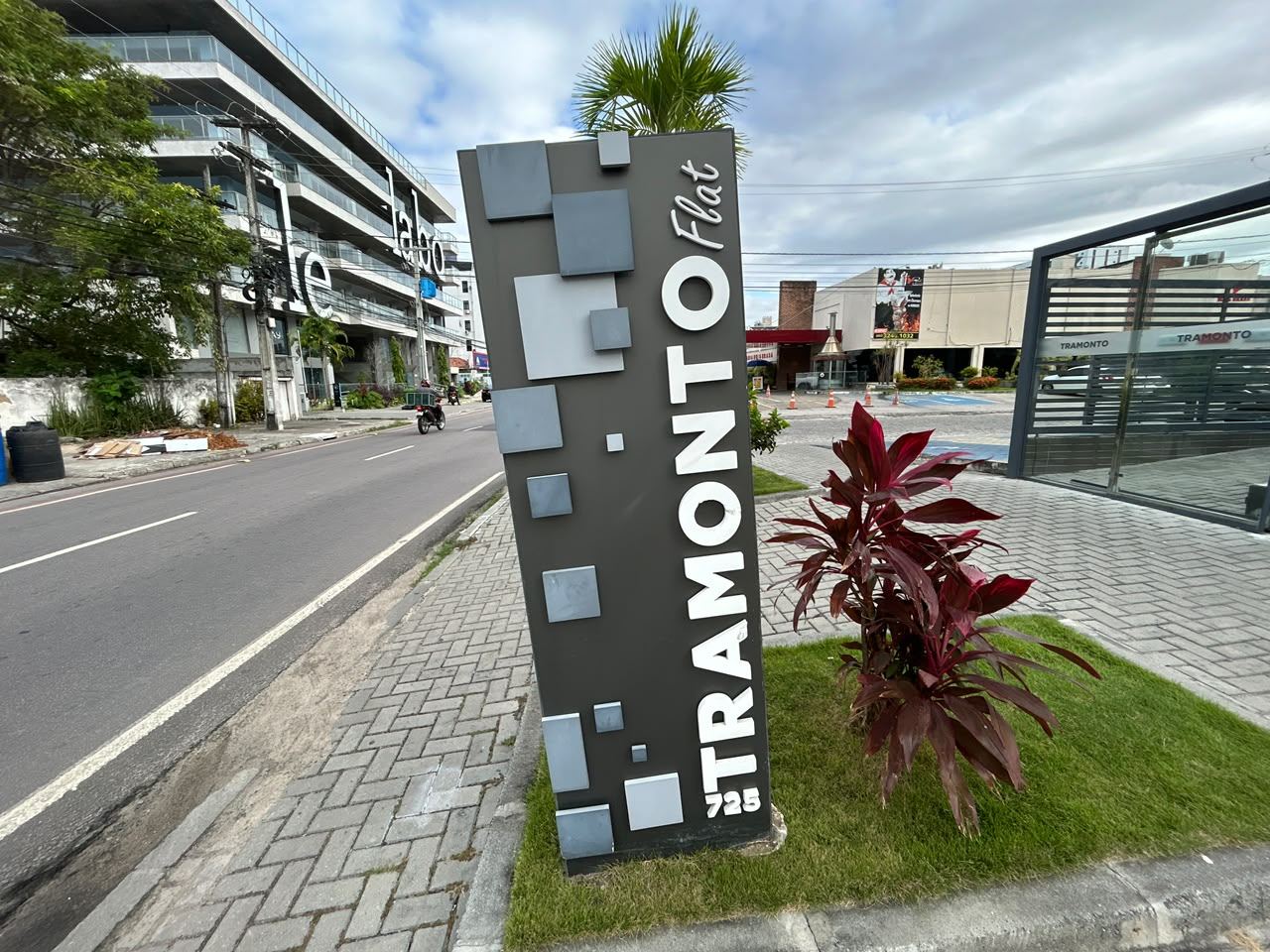 Totem de identificação do Tramonto Flat na Rua Fernando Luiz Henriques dos Santos, 725