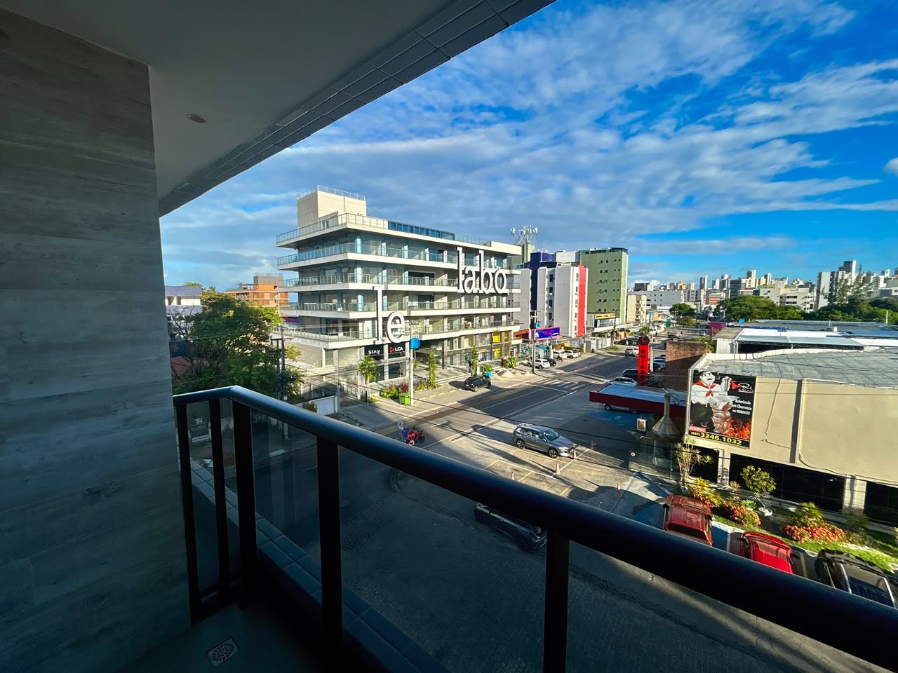 Varanda do flat 302 com vista para a avenida e o entorno comercial do Jardim Oceania